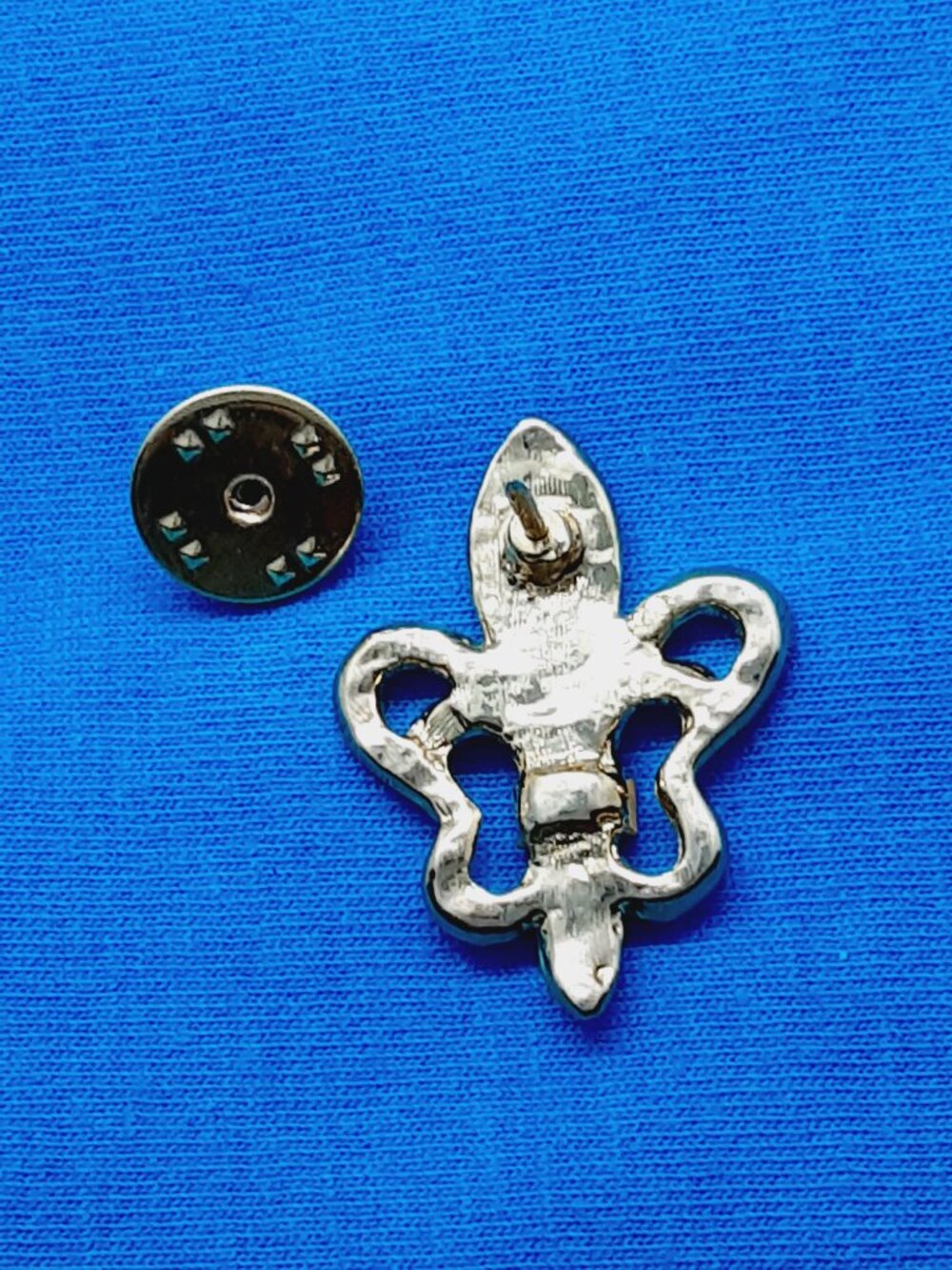 Everything French!!  Say it with a NEW Fleurs-de-lis Pin - Picture 4 of 5